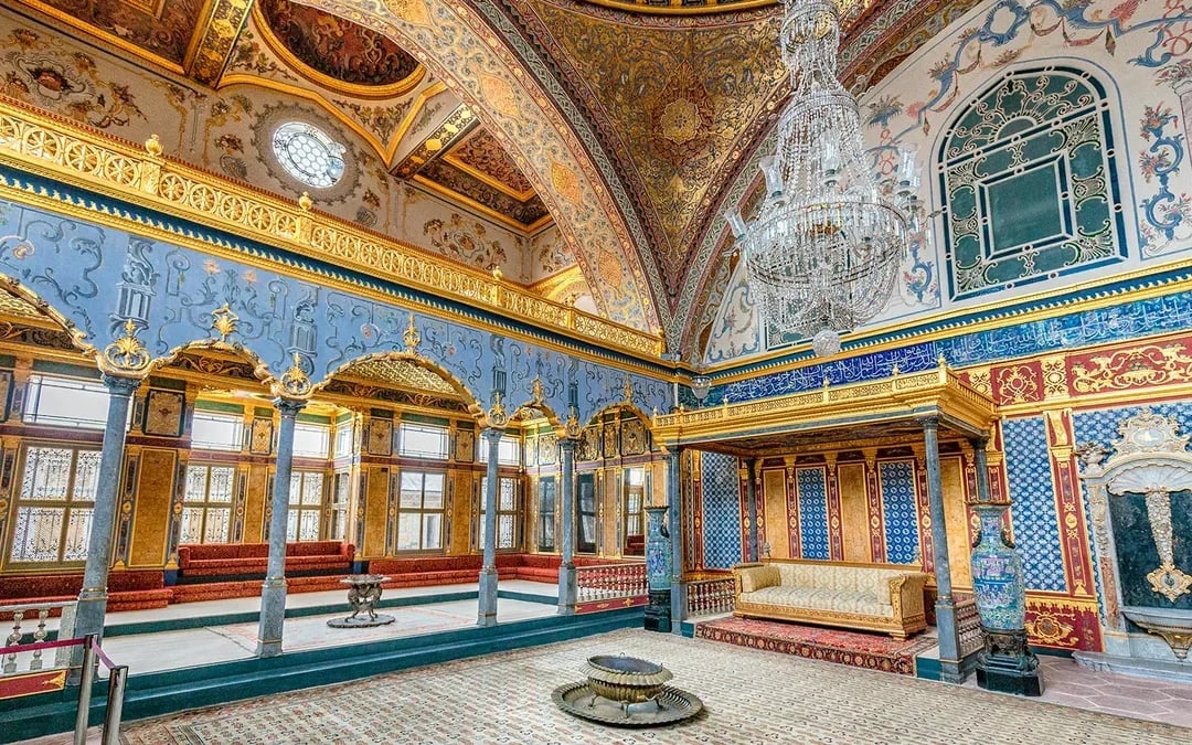 Topkapi Palace Skip-the-Line Tickets with Harem Access & Bosphorus Cruise Image 3