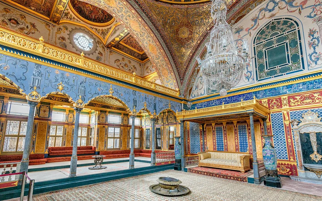 Topkapi Palace Skip-the-Line Tickets with Harem Access & Bosphorus Cruise Image 3