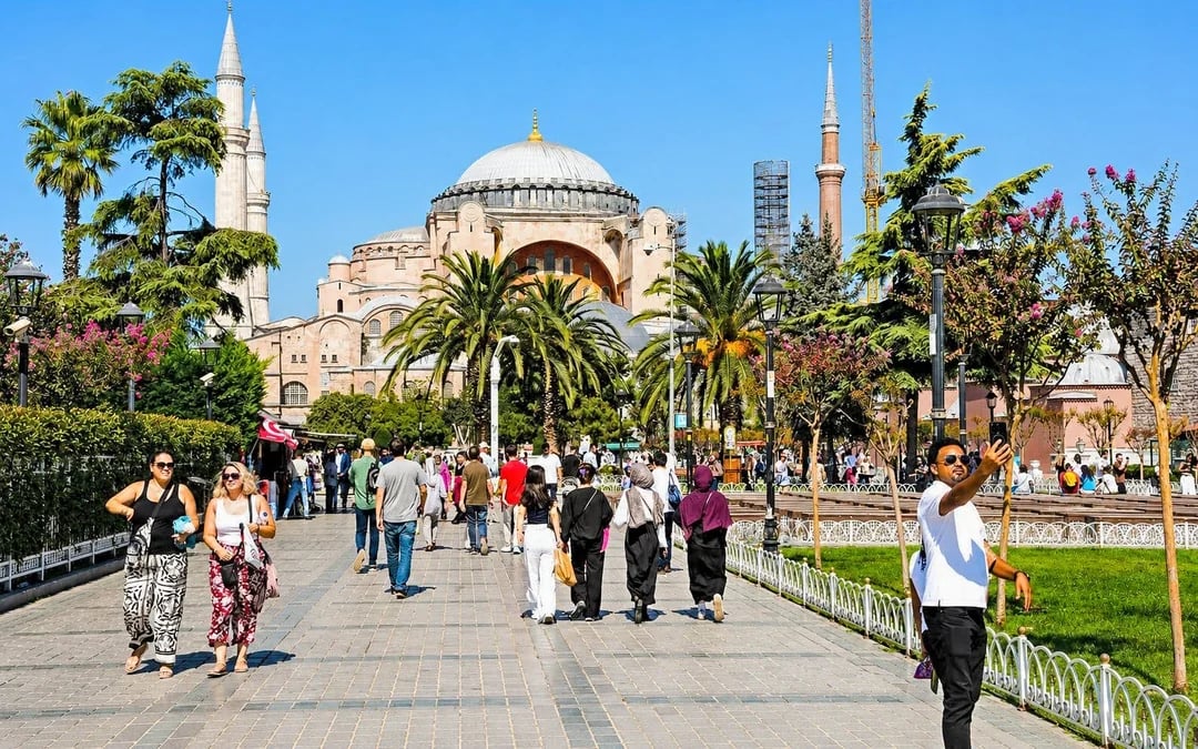 Topkapi Palace with Harem, Hagia Sophia & Blue Mosque Guided Tour Image 4