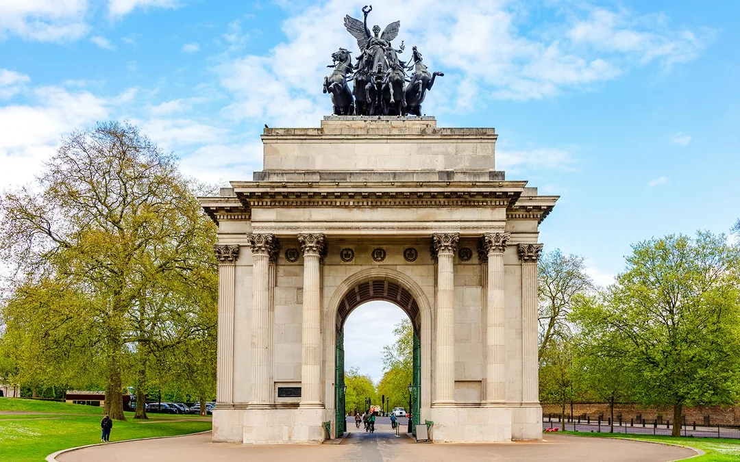 Topview: London Hop-on Hop-off Bus Tour with Optional Thames Cruise Image 3
