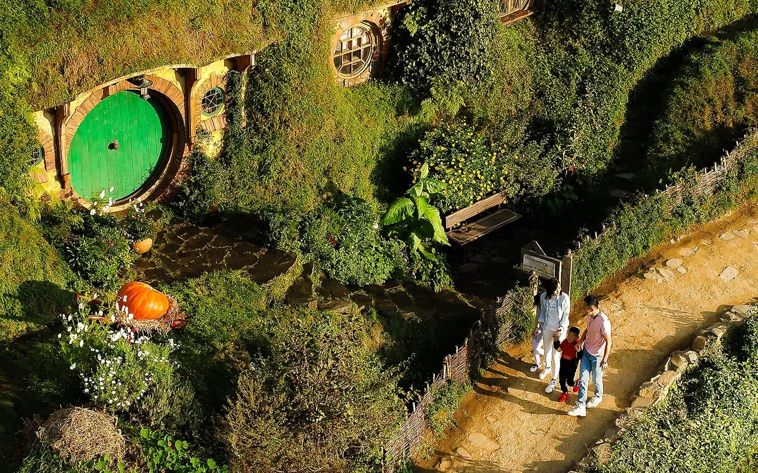 Tour of Hobbiton Movie Set from Rotorua Image 5