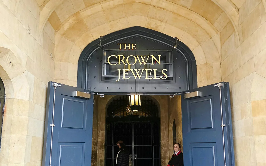 Tower of London Tickets with Access to the Crown Jewels and Beefeater Meet & Greet Image 4