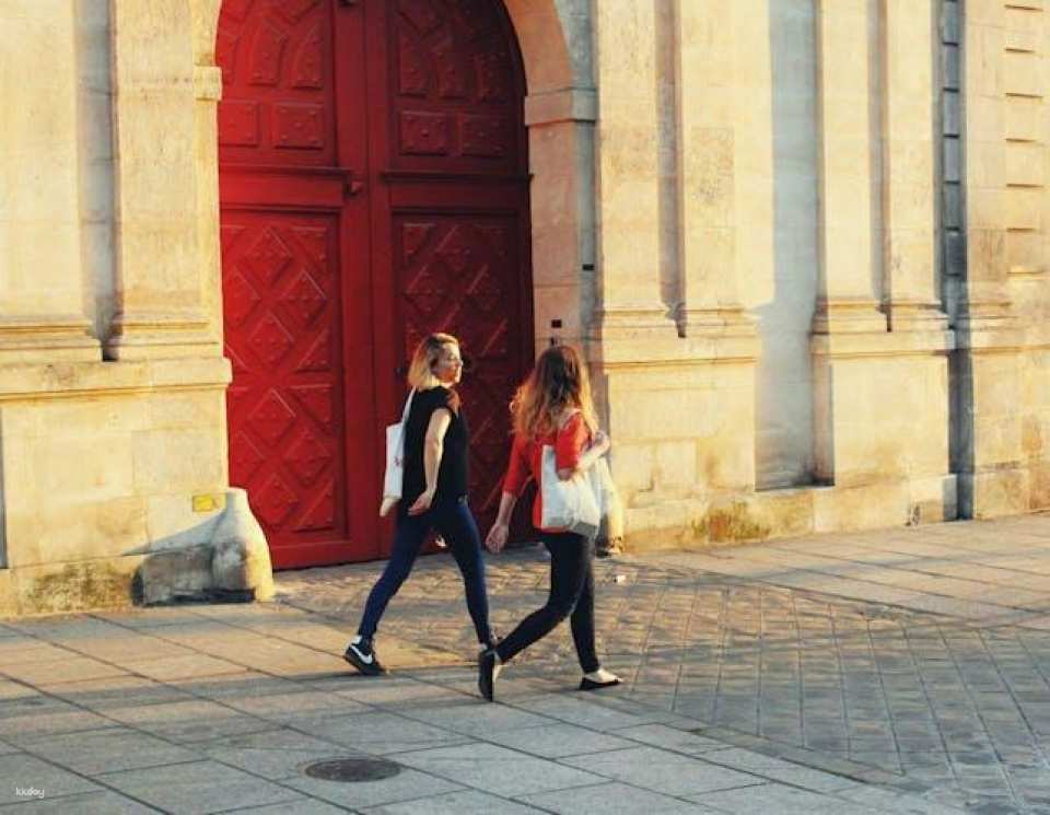 Trendy Marais Street Art and Food Walking Audio Tour