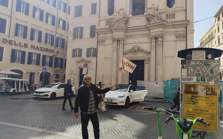 Trevi Fountain Guided Tour with Exclusive Access Image 1