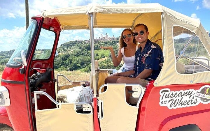 Tuscany Tuk Tuk Wine Tour with Local Guide, Traditional Lunch, and Premium Wine Tasting Image 4
