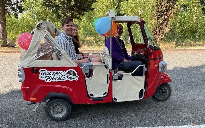 Tuscany Tuk Tuk Wine Tour with Local Guide, Traditional Lunch, and Premium Wine Tasting Image 8