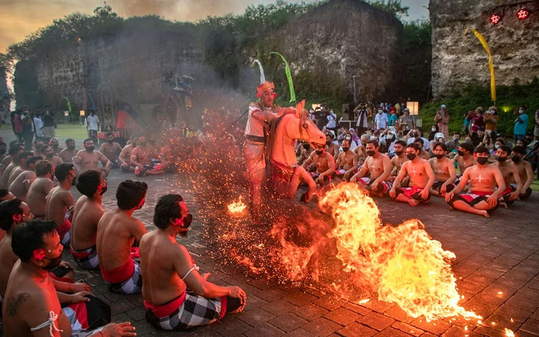 Uluwatu Karang Boma Cliff: Kecak & Fire Dance Show Tickets Image 4