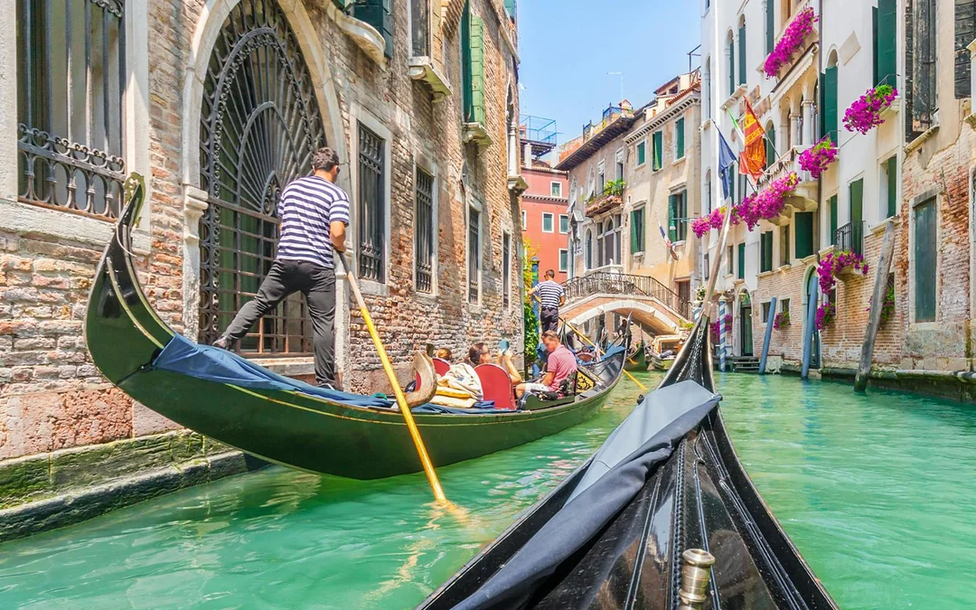 Venice Grand Canal Classic Gondola Ride Image 2