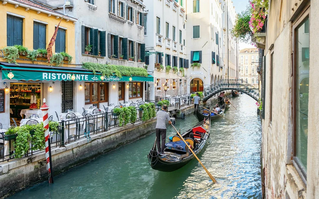 Venice Grand Canal Gondola Ride with Serenade Image 3