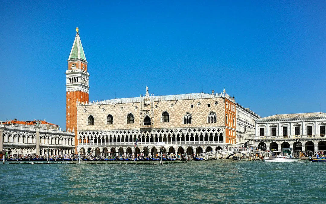 Venice in a Day: St. Mark’s, Doge’s Palace, Murano & Burano with Gondola Ride Image 3