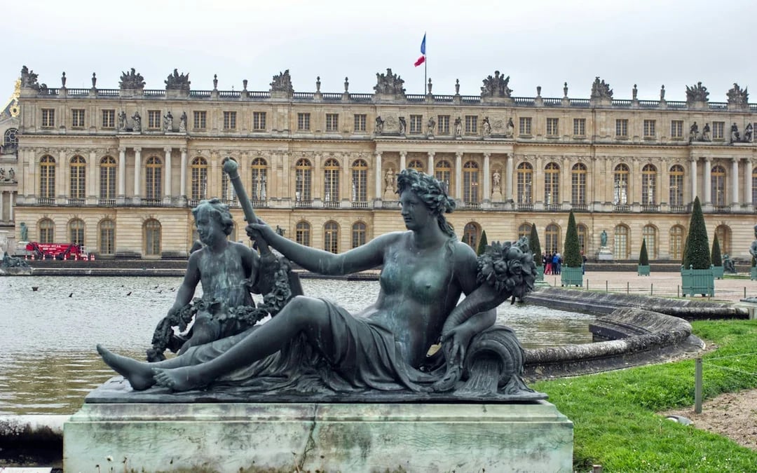 Versailles Palace and Gardens Skip-the-Line Small-Group Guided Tour with Round-Trip Train from Paris Image 4