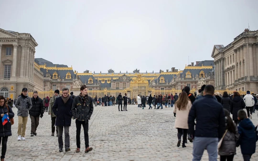 Versailles Palace and Gardens Skip-the-Line Small-Group Guided Tour with Round-Trip Train from Paris Image 6