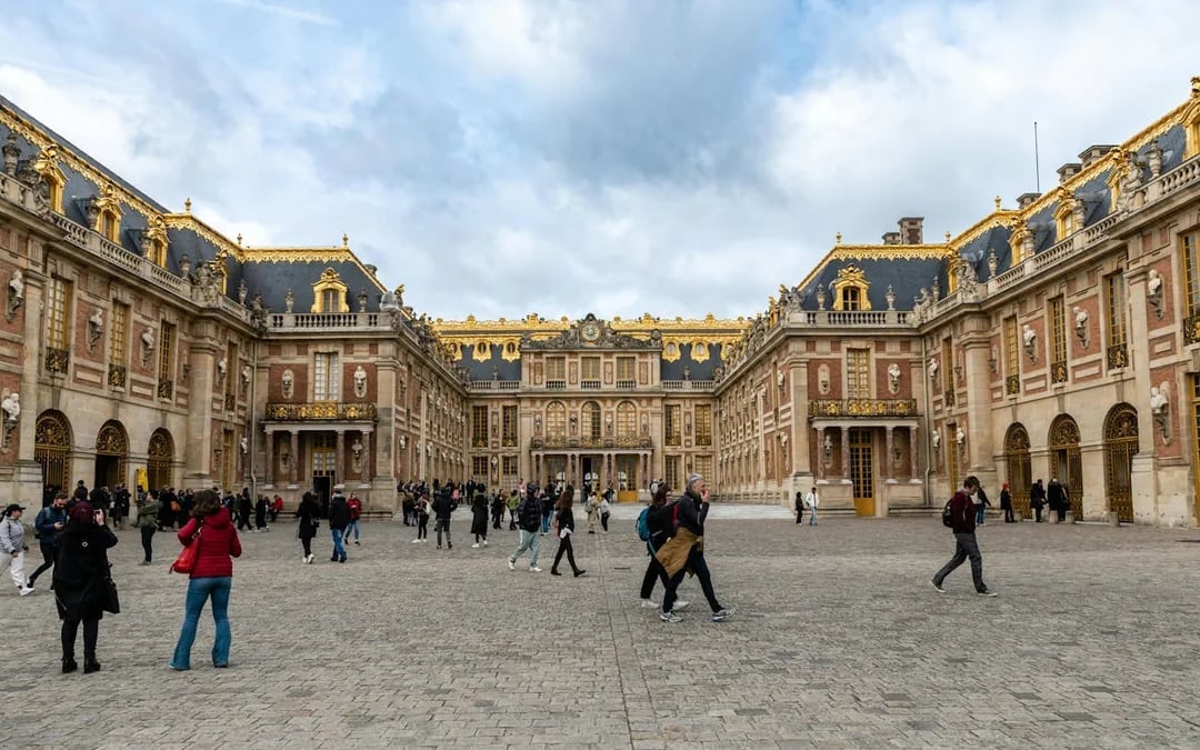 Versailles Palace and Gardens Skip-the-Line Small-Group Guided Tour with Round-Trip Train from Paris Image 7