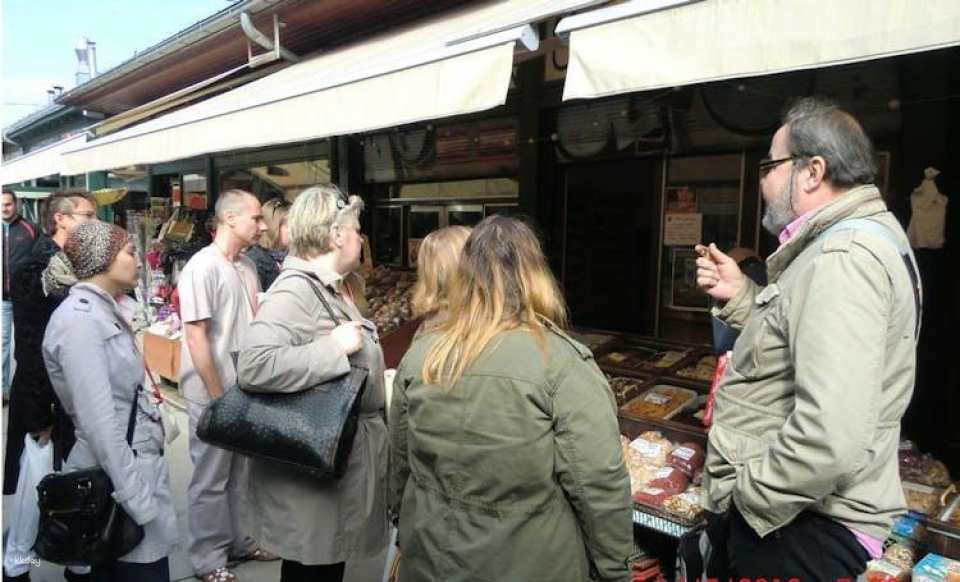 Vienna food tour at Naschmarkt