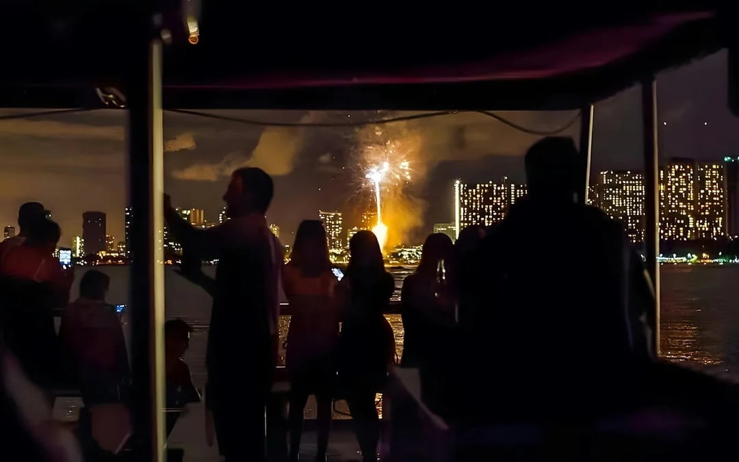 Waikiki Fireworks Cruise Image 4