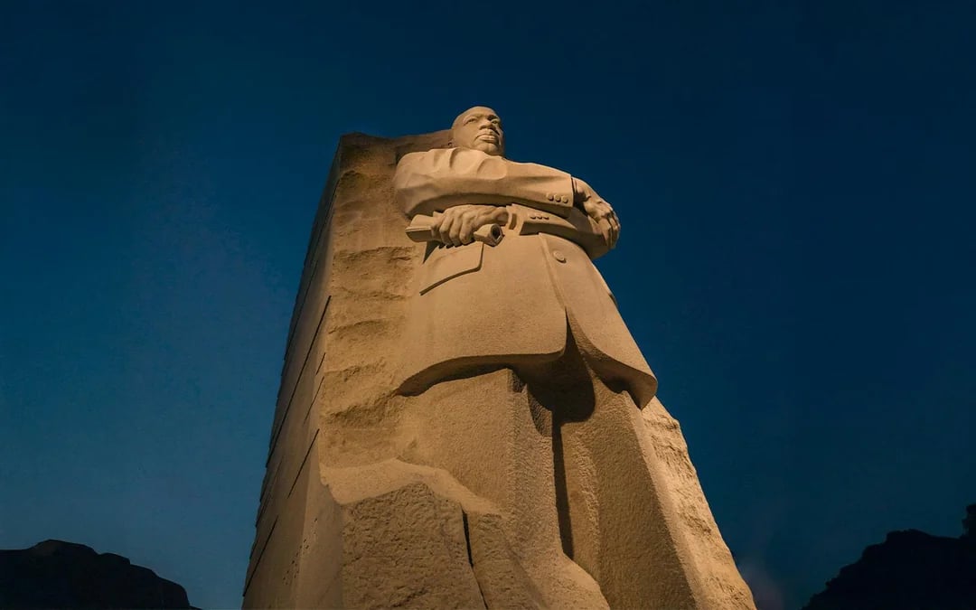 Washington DC Moonlight Monuments Guided Bus Tour at the National Mall Image 6