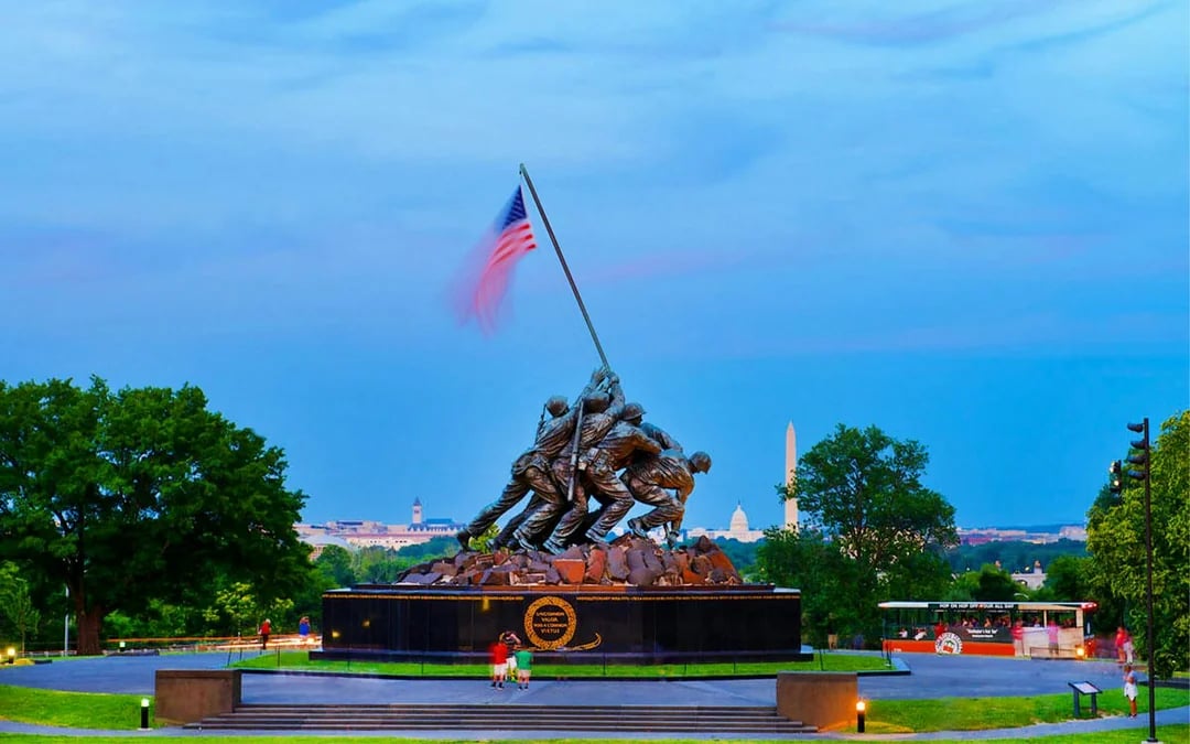 Washington DC Moonlight Monuments Guided Bus Tour at the National Mall Image 7