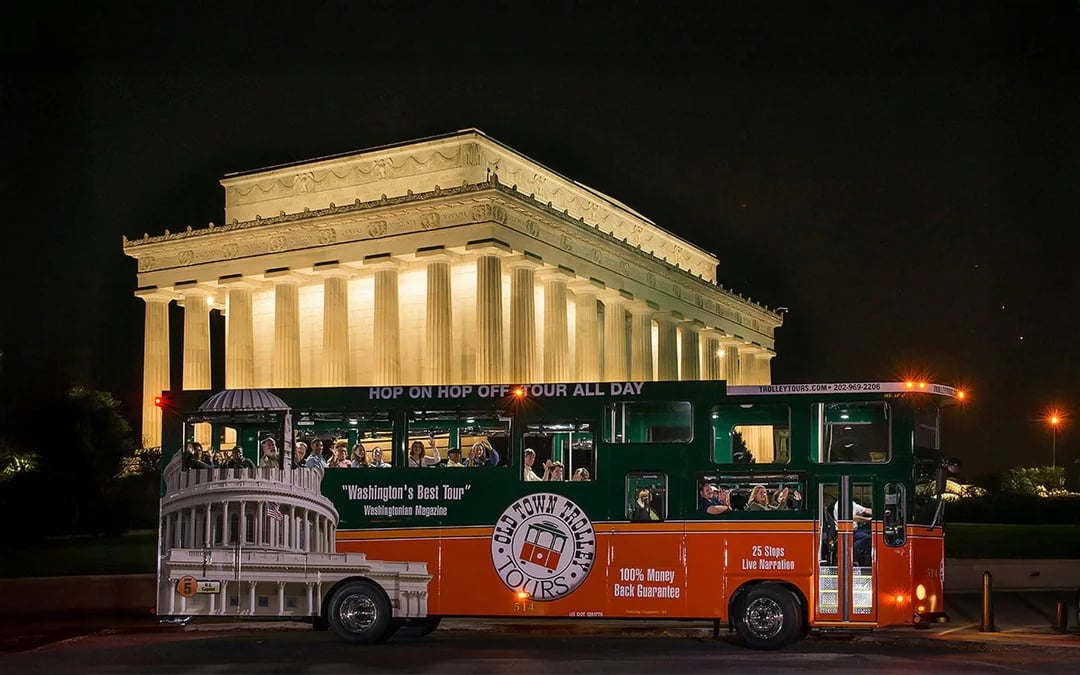 Washington DC Moonlight Monuments Guided Bus Tour at the National Mall Image 8
