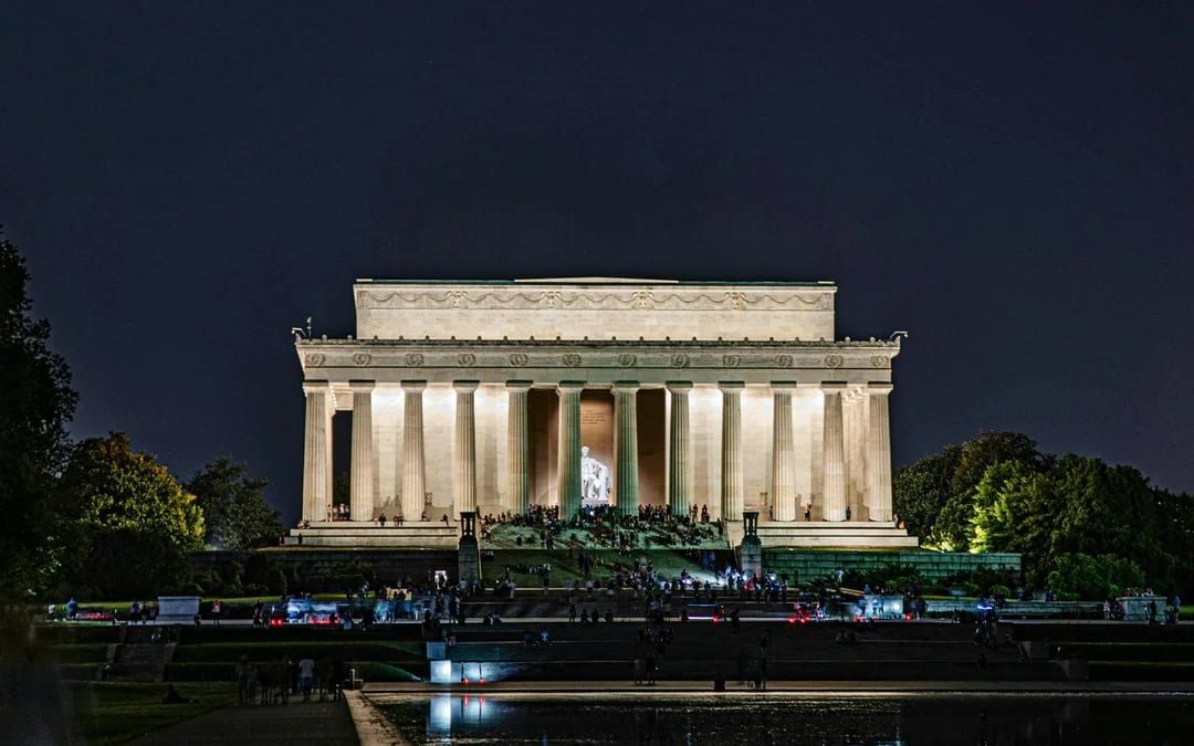 Washington DC Moonlight Monuments Guided Bus Tour at the National Mall Image 9