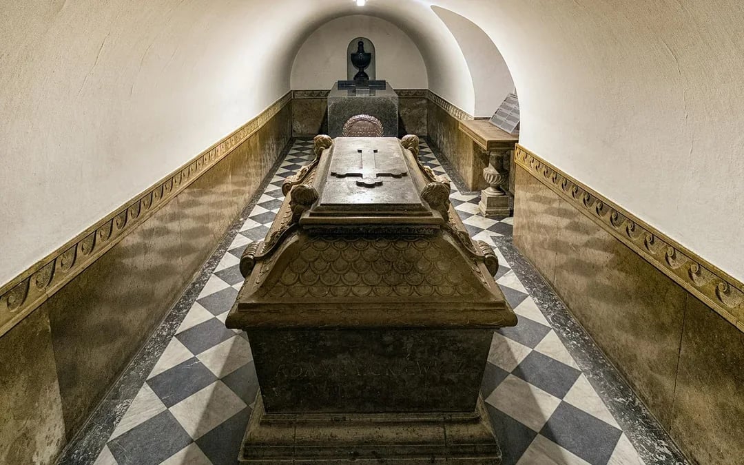 Wawel Castle & Cathedral Guided Tour with Old Town Sightseeing by Golf Cart Image 10