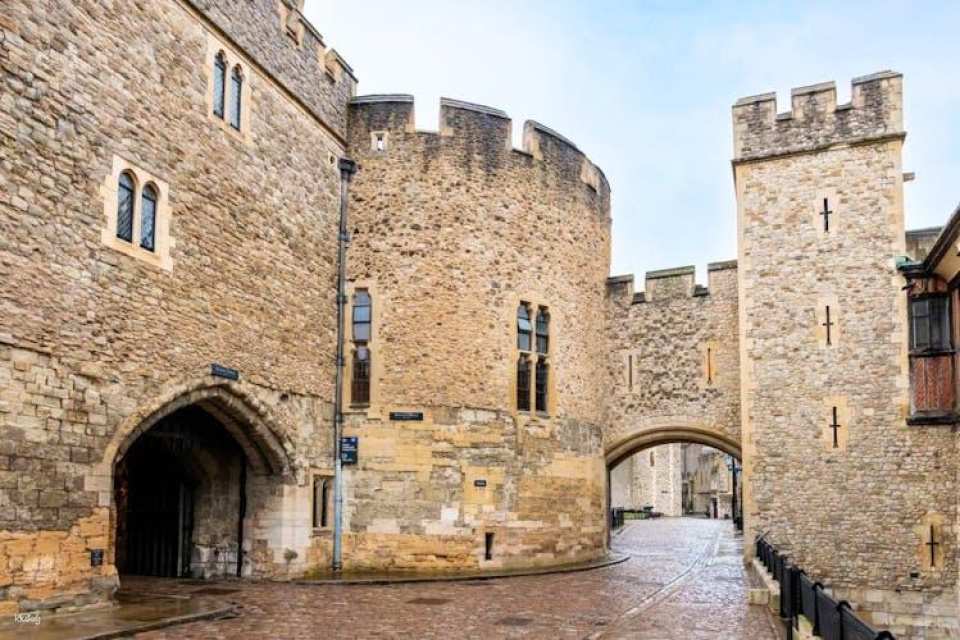 Windsor Castle and optional Tower of London tour with entry tickets