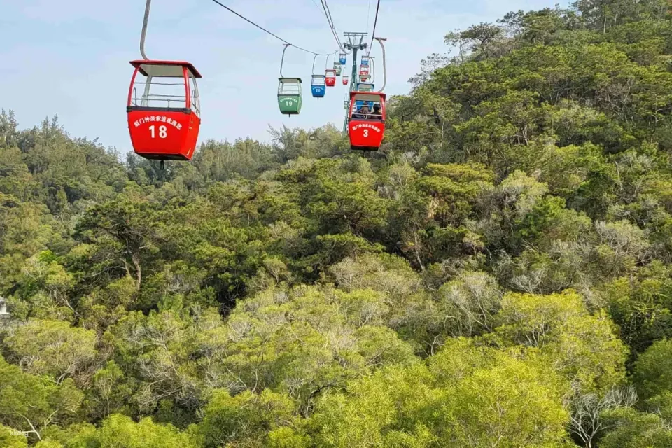 Xiamen Bell and Drum Cableway | A 40-minute journey through the clouds, offering panoramic views of the mountains and sea, and perfect for watching the sunset.