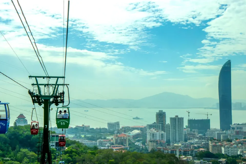 Xiamen Bell and Drum Cableway | A 40-minute journey through the clouds, offering panoramic views of the mountains and sea, and perfect for watching the sunset.