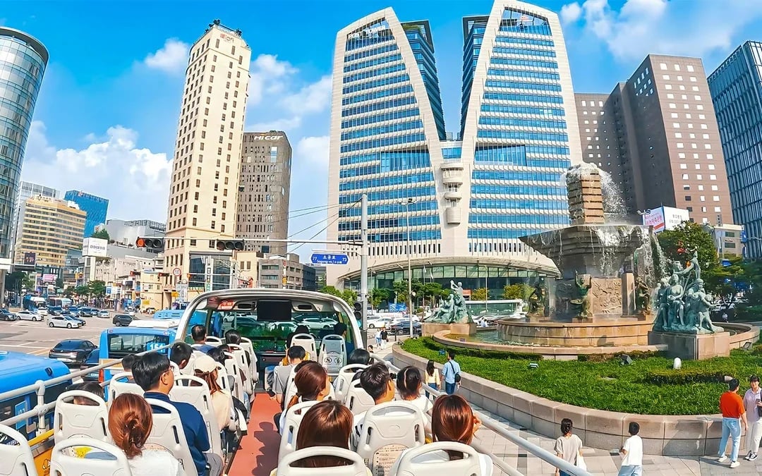 Yellow Balloon City Bus: Dongdaemun Hop-on Hop-off Bus Tour Image 8