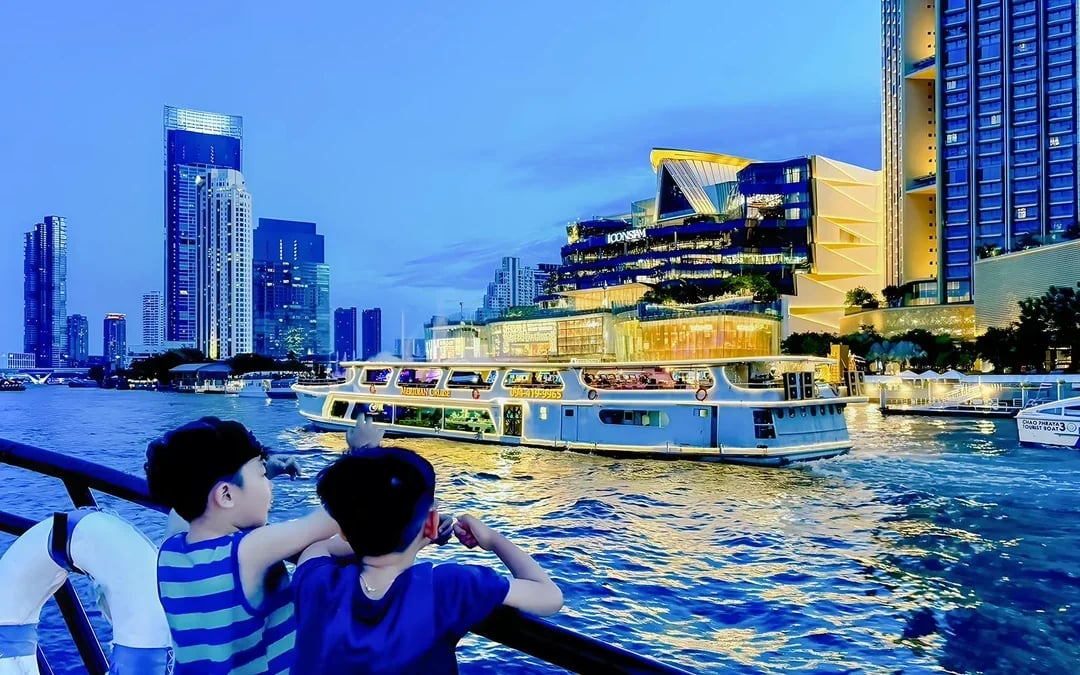 Yodsiam Sightseeing Boat in Bangkok with Snacks & Beverages Image 5