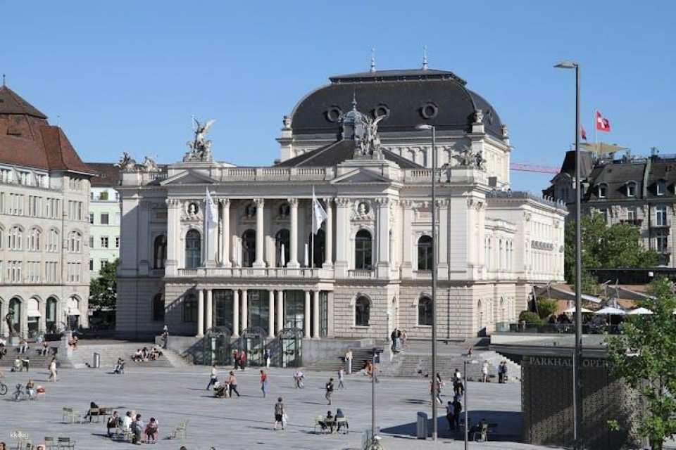 Zurich guided bus tour with lake cruise and optional FIFA Museum entry