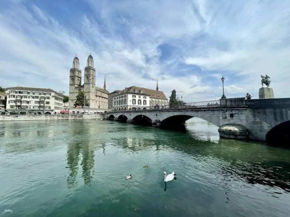 Zurich guided bus tour with lake cruise and optional FIFA Museum entry